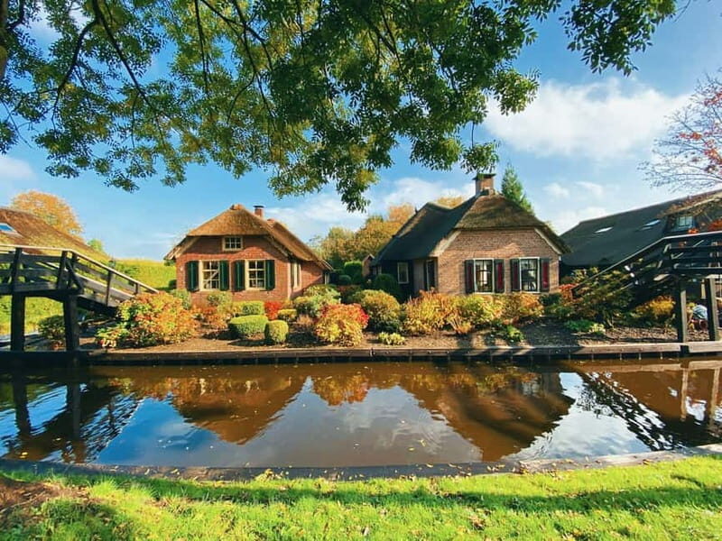 1 Hour Private open boat tour with local captain - Why an hour private boat tour in Giethoorn is such a smart use of time