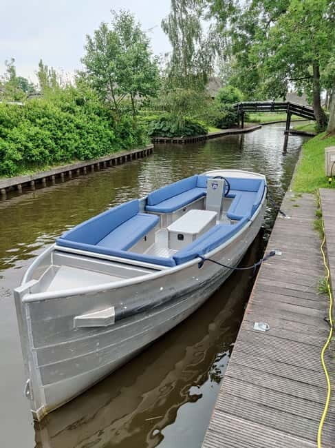 1 Hour Private open boat tour with local captain - The boat experience: open roof views, soft cushions, and music