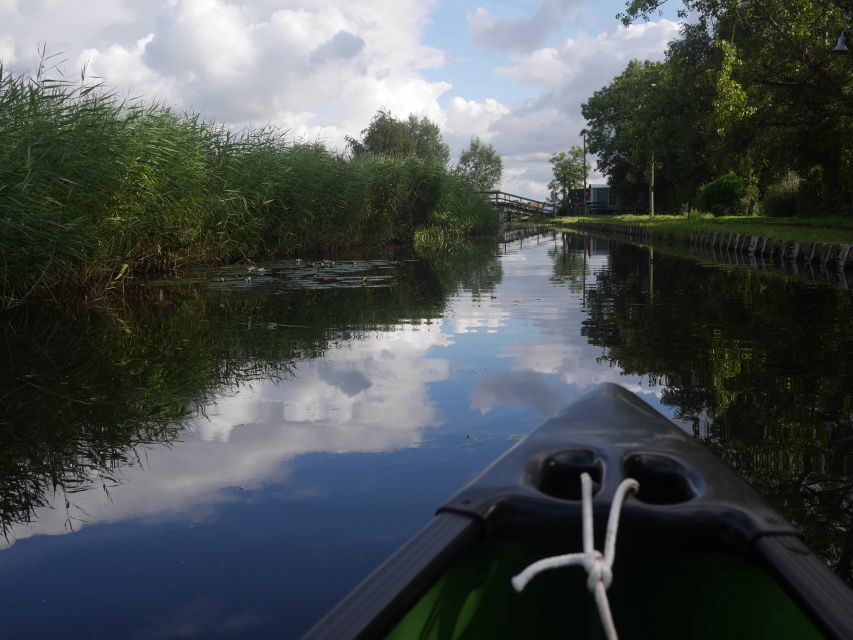 Amsterdam: 2-Hour Guided Canoe Trip - Meeting at the blue house behind the church (and getting safely set up)