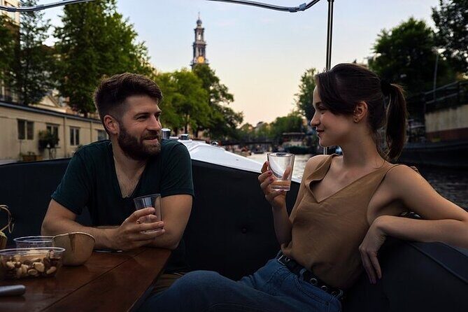 Amsterdam 2-hour Private Canal Cruise with Live Guide and Drinks - Seven Bridges on Reguliersgracht: the stop you plan around