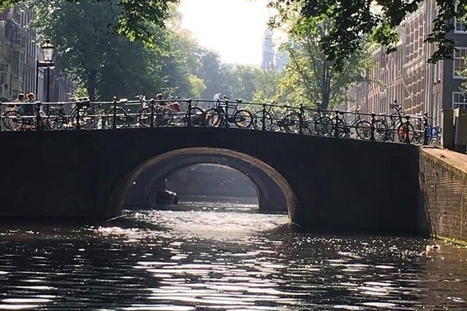 Amsterdam 90-min Private Canal Cruise with Live Guide and Drinks - Seven Bridges on Reguliersgracht: the Amsterdam framing machine