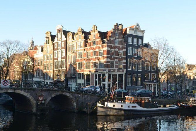Amsterdam Architecture Tour - The late 1600s stop: architecture made to fit strict limits