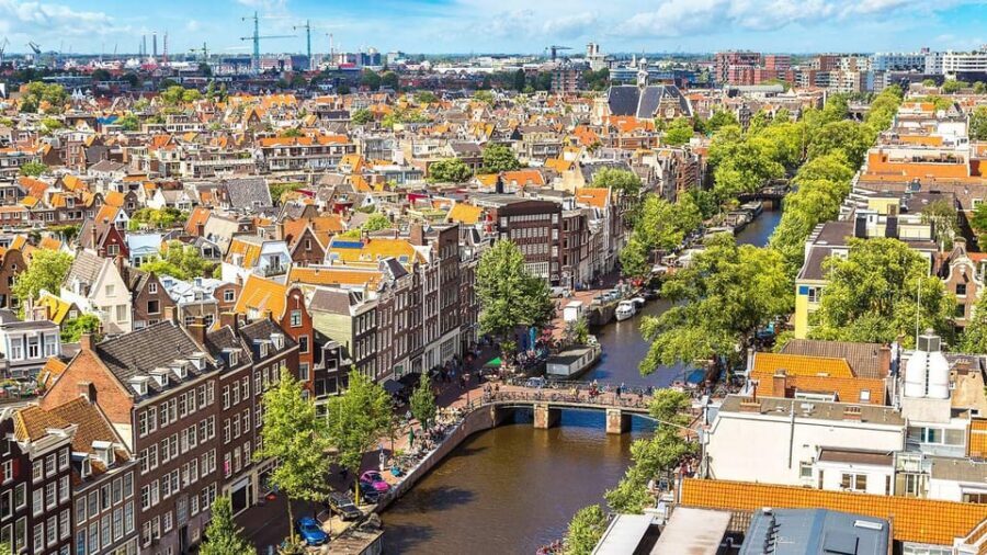 Amsterdam Audioguide - TravelMate app for your smartphone - Your listening plan: 105 minutes, 35 topics, and your own route
