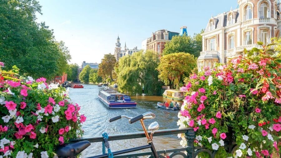 Amsterdam Audioguide - TravelMate app for your smartphone - Who should book this Amsterdam Audioguide app?