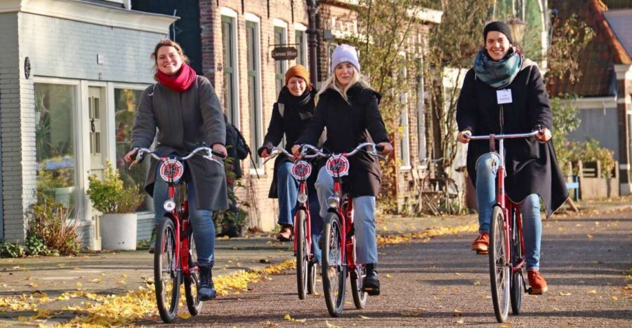 Amsterdam: Bike Tour (Noord) in German or English - Nieuwendammerdijk 431: riding the dike-side perspective