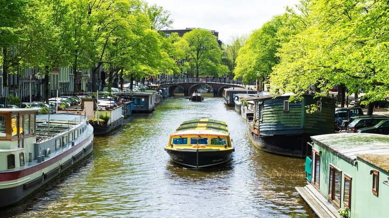 Amsterdam canal cruise with culinary burger or cheese & wine - Price and Drink Math: Getting Your Money’s Worth