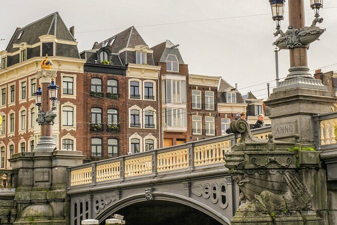 Amsterdam Canal Cruise with German Guide and unlimited drinks - The Love Bridge Moment and a Few Landmark Stories