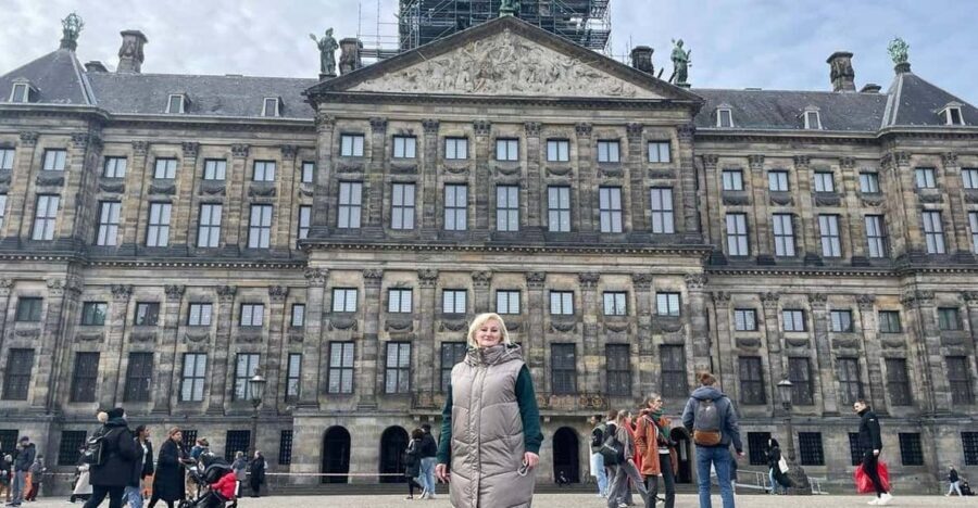 Amsterdam: City Highlights Walking Tour - Damrak and shopping streets: Magna Plaza to De Bijenkorf