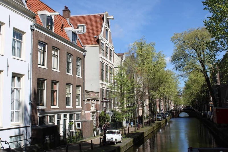 Amsterdam: City walking experience with a local - Begijnhof: tolerance made visible in a quiet courtyard