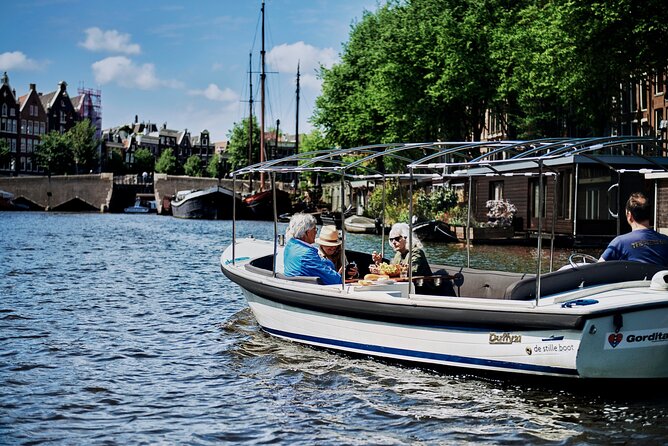 Amsterdam Essence in German: 90-minute waterway trip - Canal Ring Cruise in Practice: Small Canals, Close-Up Views