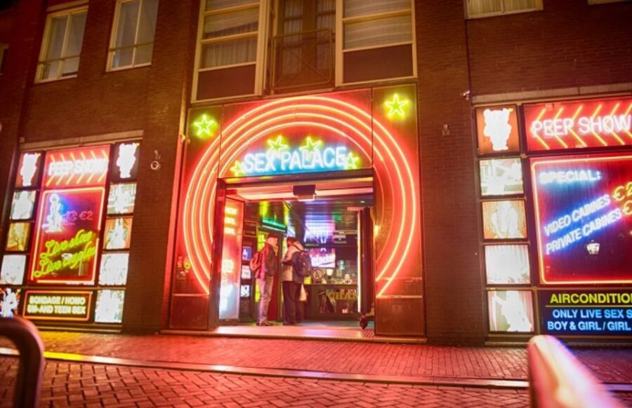 Amsterdam: Exclusive Red Light District Tour and Drink - Meeting at Damrak and Getting Your Bearings for the Evening Walk