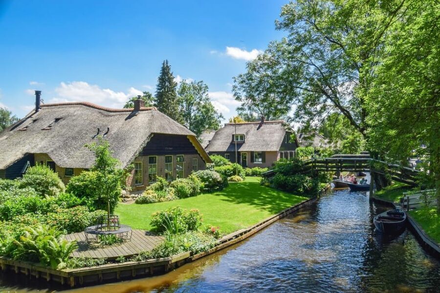 Amsterdam: Explore Giethoorn in a Private Tour with Driver - Lunch Break and Time to Refresh Before the Second Boat
