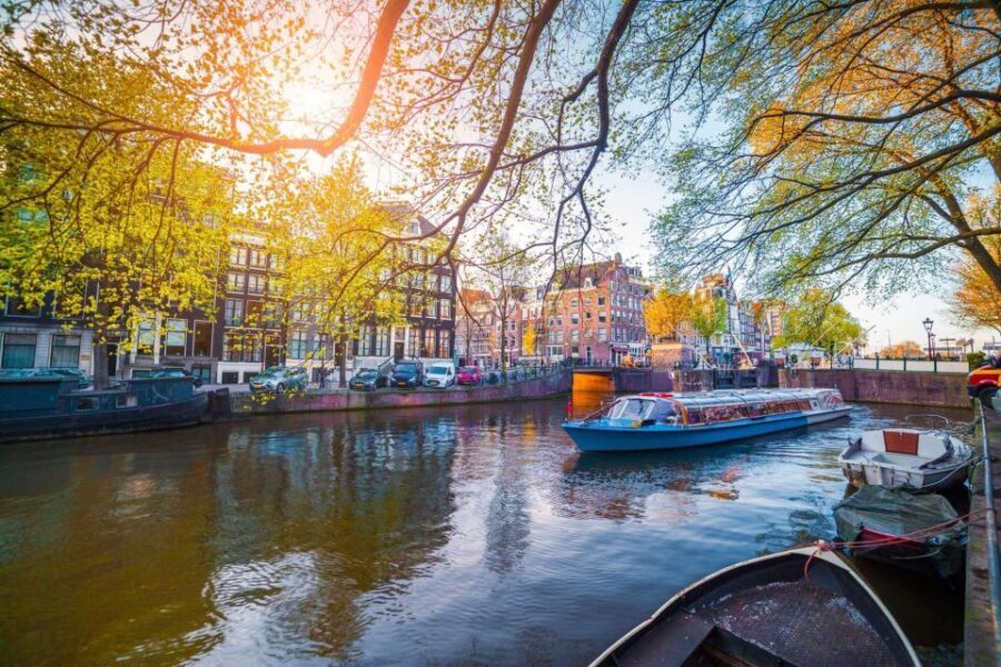 Amsterdam Family Friendly Historical Walking Tour - 3-hour option: adding a 1-hour canal cruise with live commentary