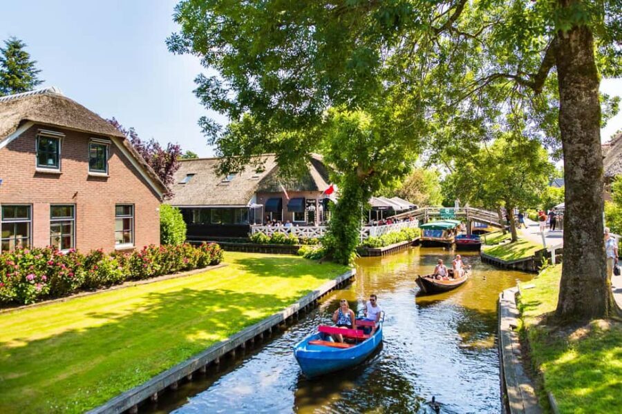Amsterdam: Giethoorn Day Trip with Boat Tour - Giethoorn arrives: a car-free village that slows your pace