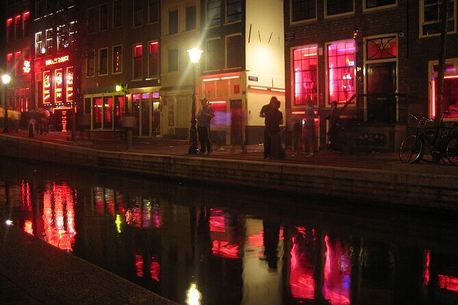 Amsterdam: Guided Red Light District and City Walking Tour - Pub The Ape (Int Aepjen): A Wooden Survivor from 1540