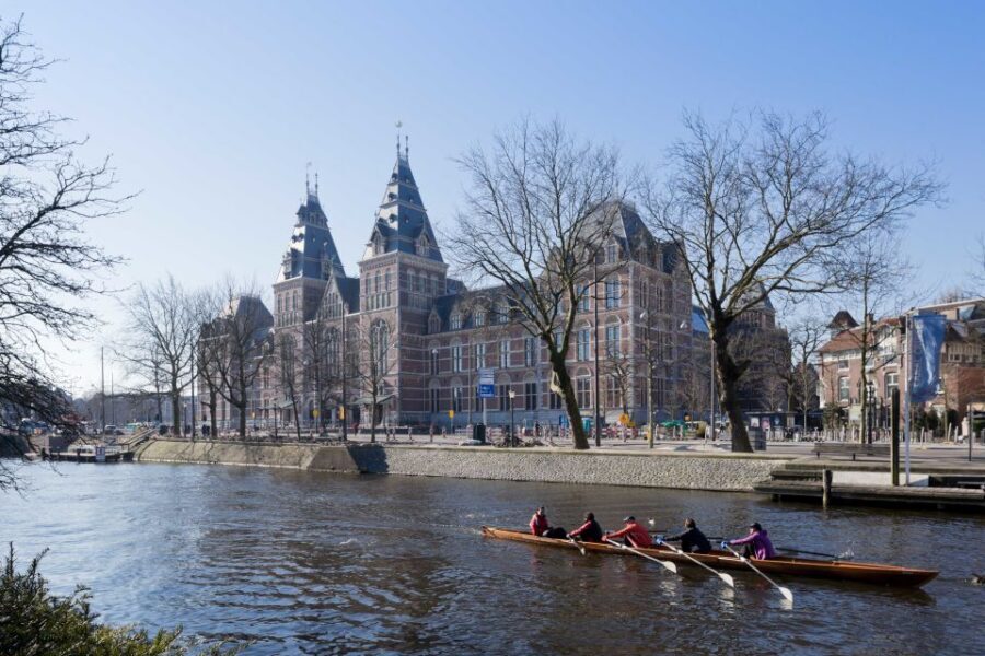 Amsterdam: Guided Rijksmuseum Tour in Spanish - Meeting up at the Rijksmuseum canal entrance (and what to watch for)