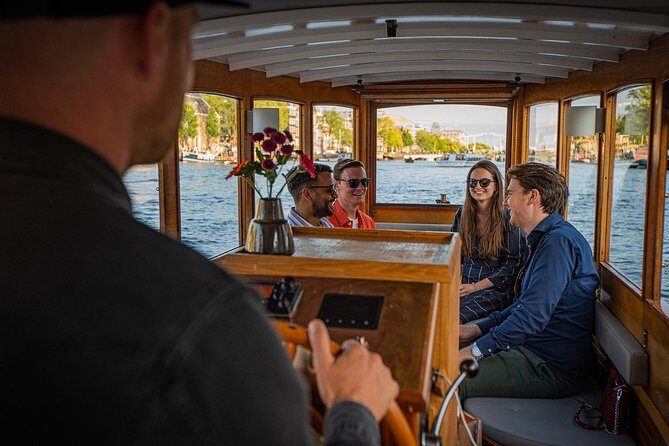 Amsterdam Light Festival Private Cruise With Welcome Drink - Meeting at Oosterdokskade and the First 15 Minutes Onboard
