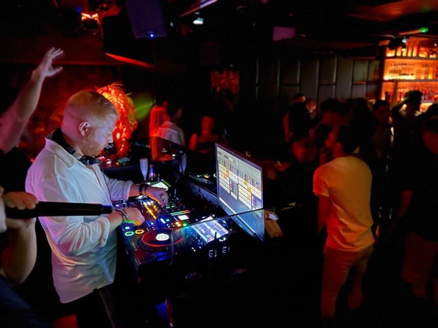 Amsterdam: Ludwig's Queer Pub Crawl with Club Entry - Who should book this tour?
