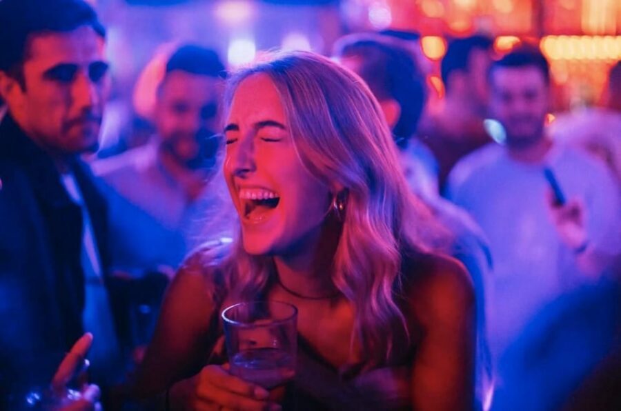 Amsterdam: Ludwig's Red Light Pub Crawl with VIP Club Entry - A 4-Hour Red Light District Night That Feels Like a Plan