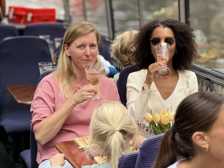 Amsterdam: Luxury Cheese & Wine Canal Cruise - What you eat: Dutch cheese, dip, grapes, and crackers