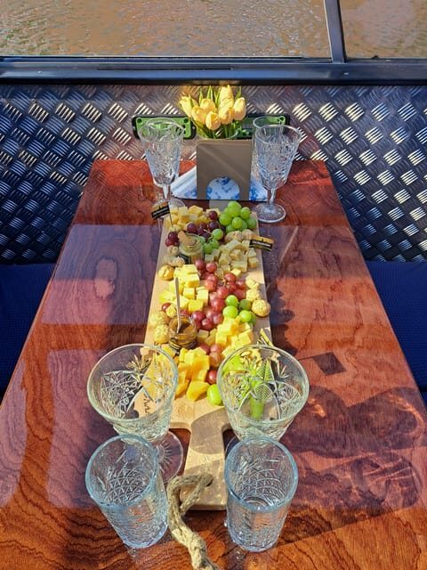 Amsterdam: Luxury Cheese & Wine Canal Cruise - Meeting at H’Art Museum: timing you can control