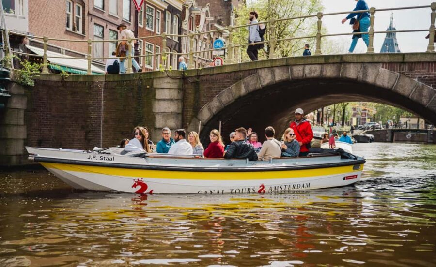 Amsterdam: Open Boat Tour of Canals with Expert Local Guide - Comfort tips for an open-deck Amsterdam day
