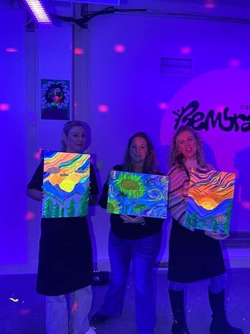 Amsterdam: Paint and Sip in the Dark at Rembrandt van Wine - Neon glow paint and templates: the beginner-proof part