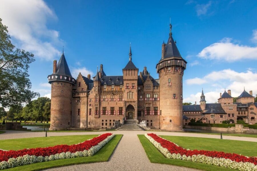 Amsterdam: Private green tour !!! Windmills, castle - Volendam: Harbor Views, Fish Snacks, and a Museum Stop