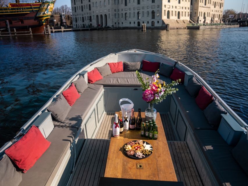 Amsterdam: Private Luxury Cruise with Pizza and Drinks - Getting on Board: Roos, the Electric Boat, and the Apple Store Dock