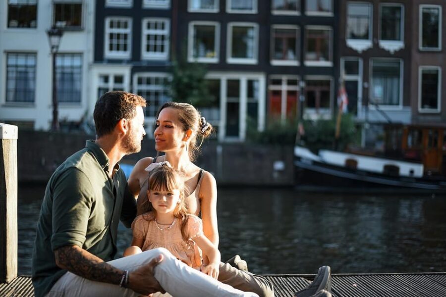 Amsterdam: Private Photoshoot in iconic locations - How the 40 minutes move: a tight, photo-first walking session