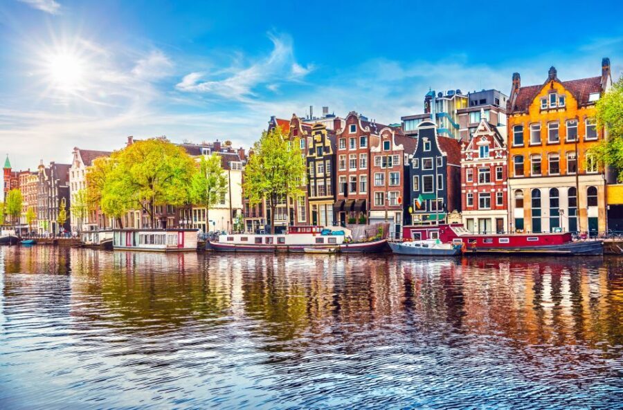 Amsterdam: Private Prosecco Canal Cruise Tour - Meeting at Oosterdokskade 8: simple start, fast access from Central Station