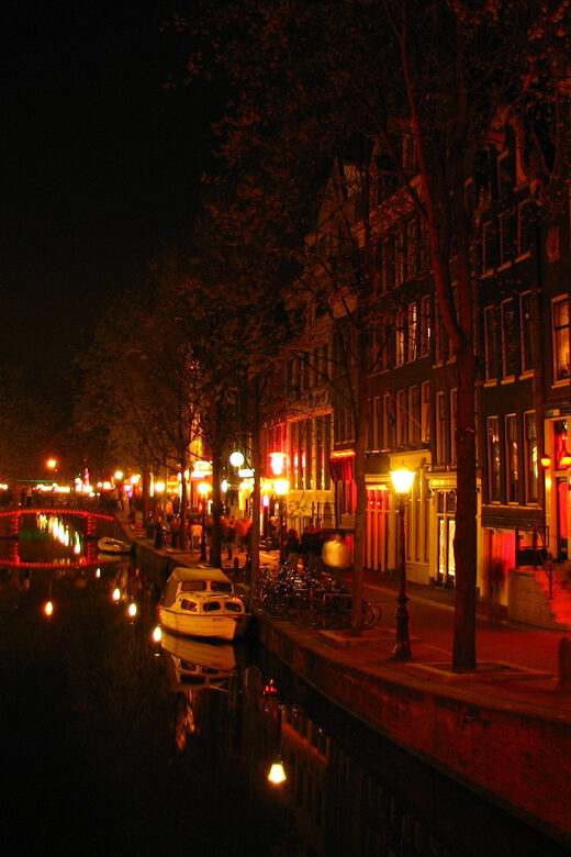 Amsterdam: Private Red Light District Tour in Spanish - Key things you’ll notice on this Red Light District tour