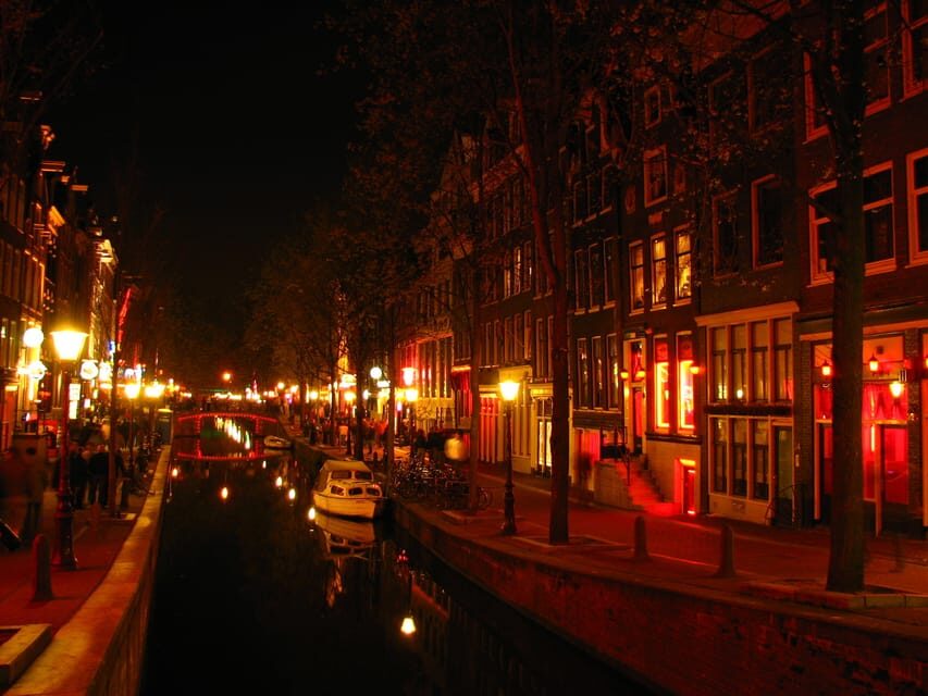 Amsterdam: Private Red Light District Tour in Spanish - Zeedijk Street and Chinatown: where the story starts