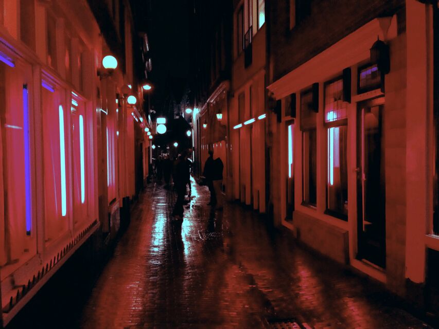 Amsterdam: Private Red Light District Tour in Spanish - Old Church and the narrowest lanes: where details matter