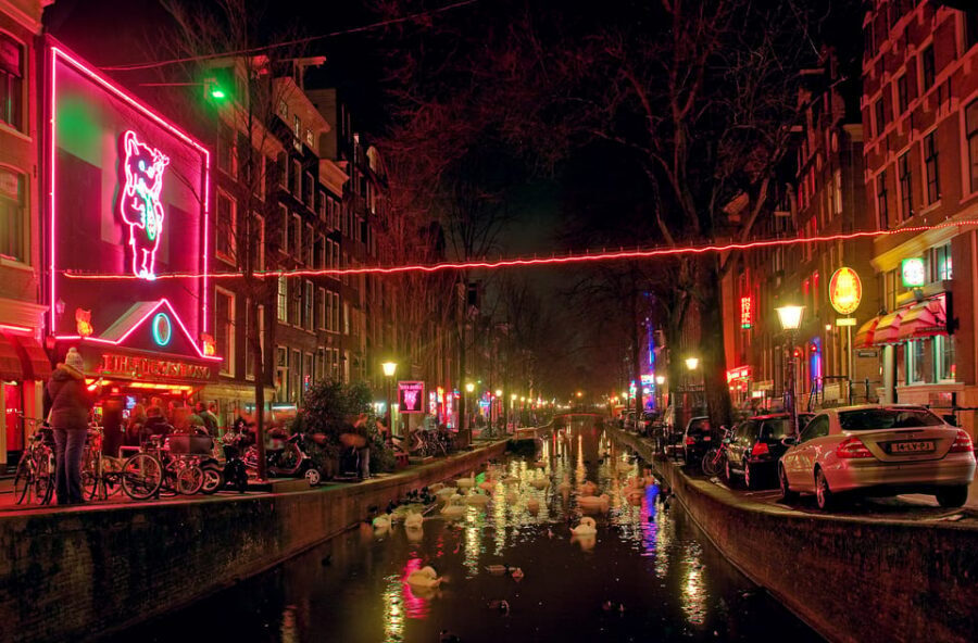 Amsterdam: Private Red Light District Tour in Spanish - Dam Square wrap-up: Condomerie and Royal Palace for the exit