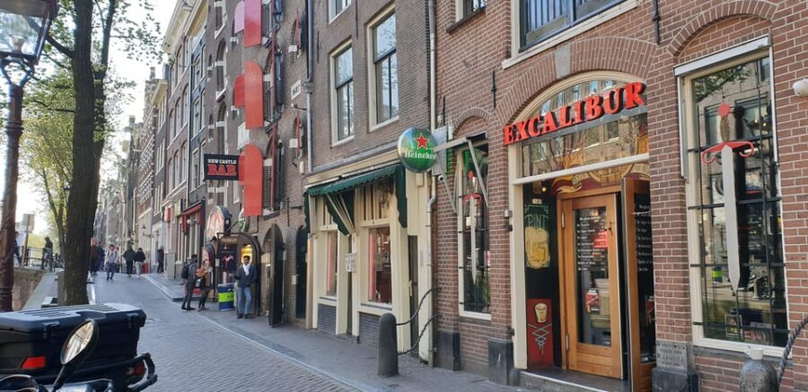 Amsterdam: Private Red Light District Tour in Spanish - Meeting point near Prins Hendrikkade: simple start, good orientation