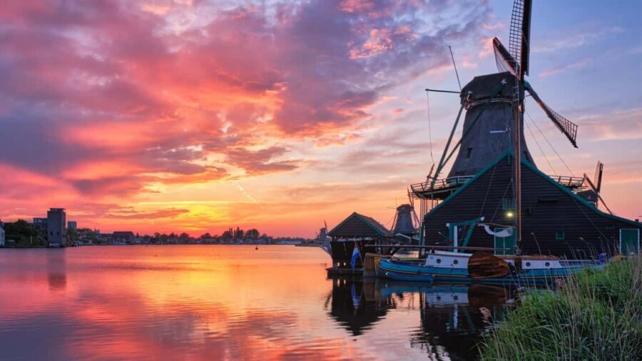 Amsterdam: Private Tour Giethoorn, Zaanse Schans Local Guide - The big payoff: Giethoorn and the 3-hour canal cruise