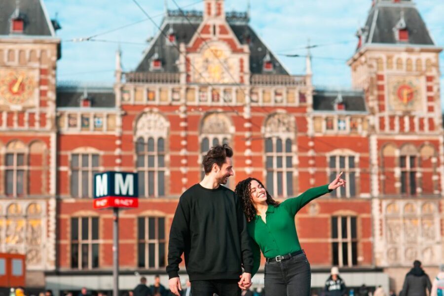 Amsterdam: Professional photoshoot at Centraal Station - Best fits: couples, families, and solo travelers