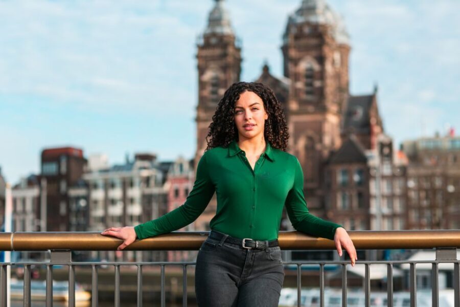 Amsterdam: Professional photoshoot at Centraal Station - Price and value: $113 per group up to 8