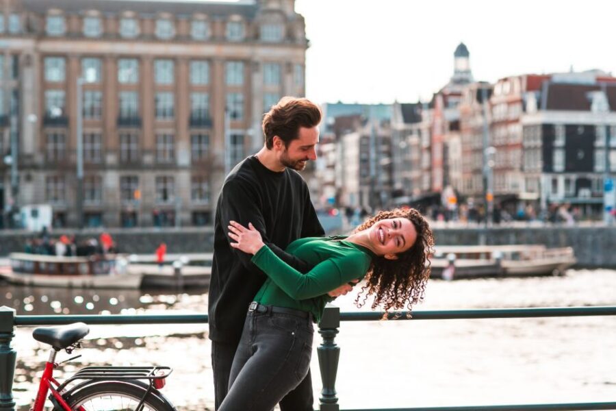 Amsterdam: Professional photoshoot at Centraal Station - Smiler, English-speaking guidance, and getting quick results