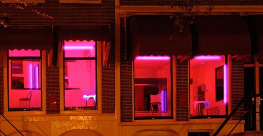 Amsterdam: Red Light District 1-hour Smartphone Audio Tour - How the smartphone audio works (offline map, languages, and device needs)
