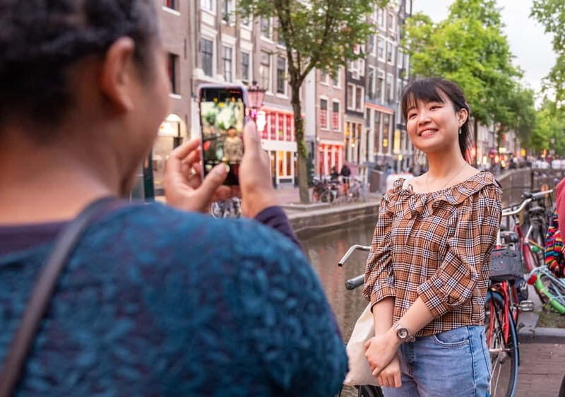 Amsterdam: Red Light District Tour in German/English/Italian - Entering the Red Light District: negotiations, income, and safety