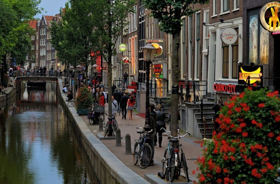 Amsterdam Red Light District tour with a local guide - Meeting your local English guide and setting the tone