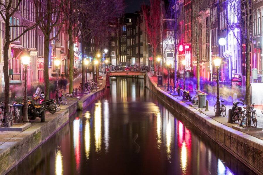 Amsterdam: Red Light District Walking Tour - Nieuwmarkt Square and the Waag: a city gate you can eat at
