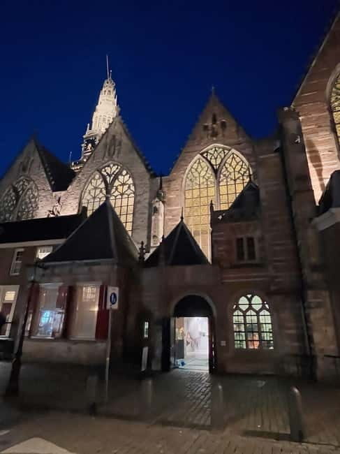 Amsterdam: Red light tour in German/English for groups of 4 people or more - How Sandro keeps it relaxed, local, and question-friendly