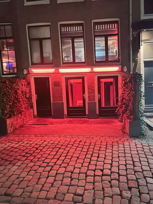 Amsterdam: Red light tour in German/English for groups of 4 people or more - The 2-hour format: tight route, lots of questions