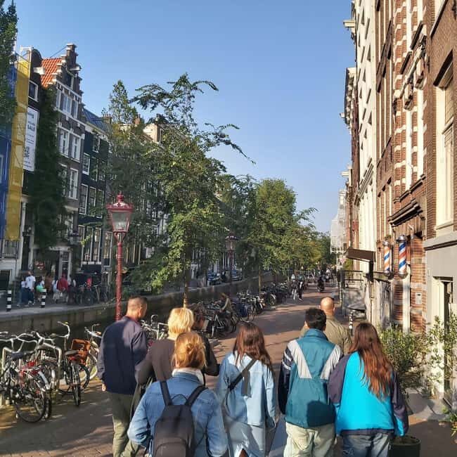 Amsterdam: Spanish Tour Unmasking the Redlight District - The Red Light District walk: see it with context, not shock