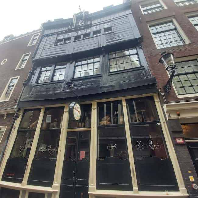 Amsterdam: Spanish Tour Unmasking the Redlight District - Oudezijds Voorburgwal and Warmoesstraat: reading the canal-heart streets