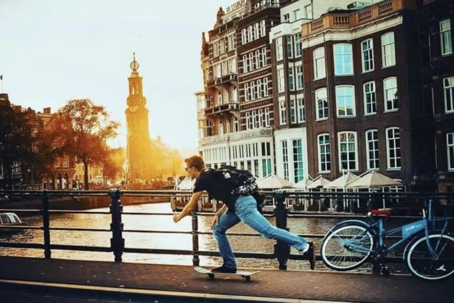 Amsterdam: The Story of History & Culture Walking Tour - Photo Stops and Easy Walking: Designed for Enjoying the Streets