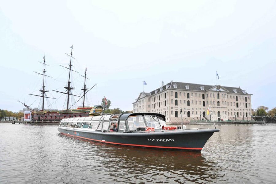 Amsterdam: Traditional Canal Cruise with Bar on Board - A one-hour Amsterdam canal cruise on a covered, heated boat